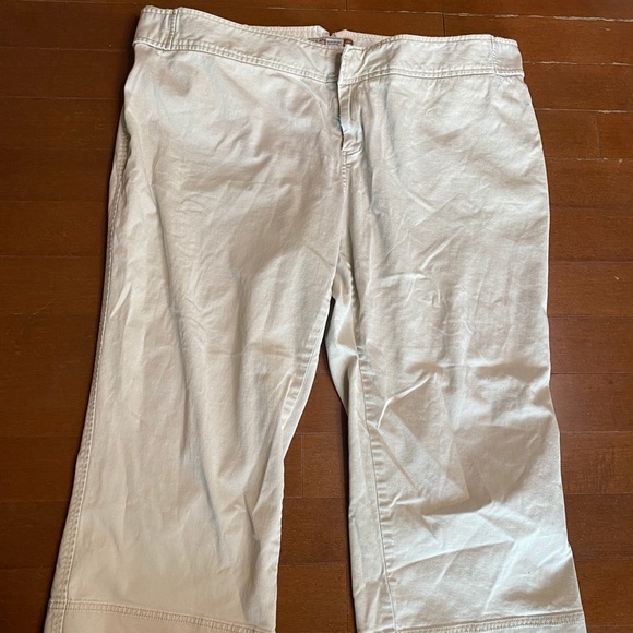 Bermuda’s of bright colors - Picture 3 of 3